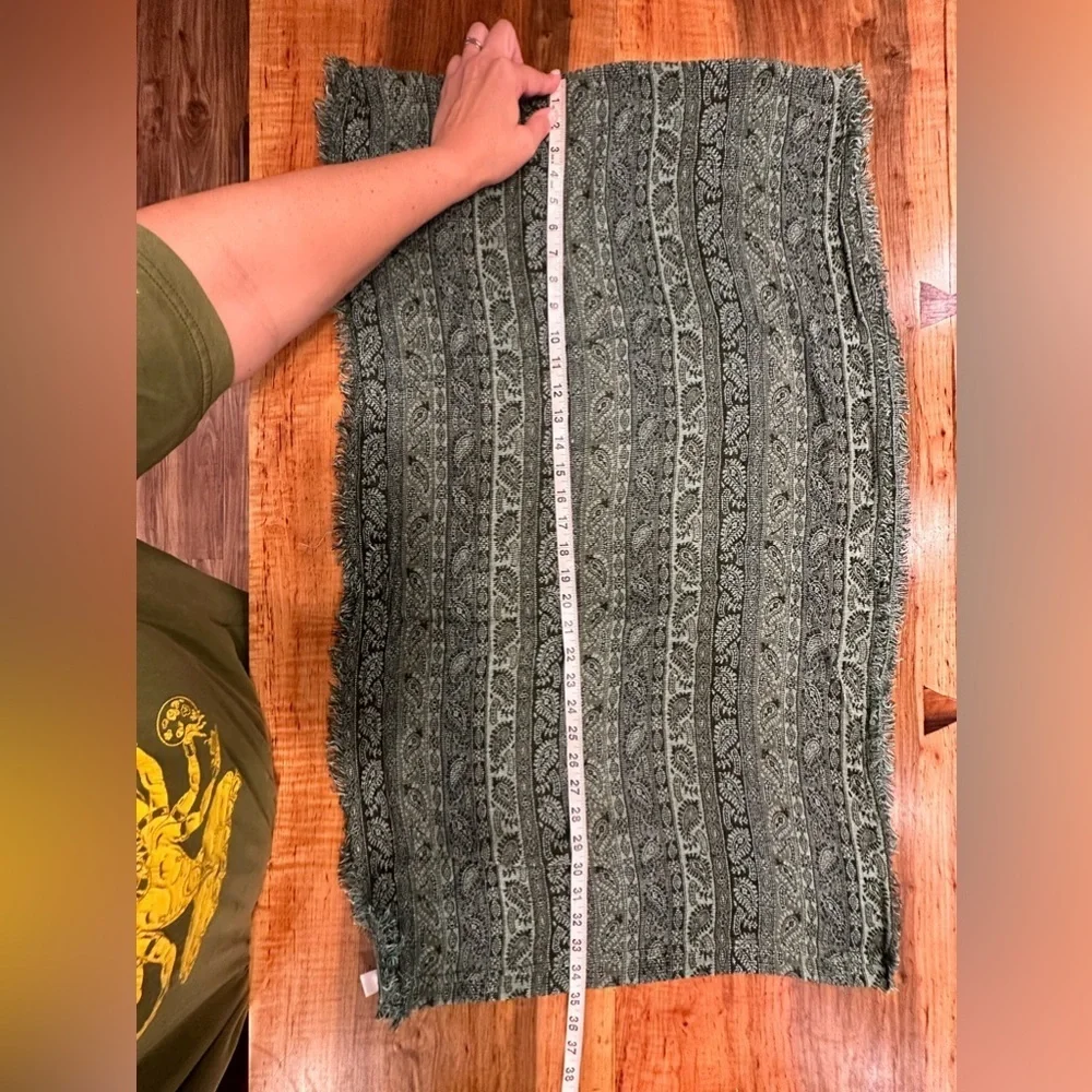 EUC infinity green Peisley  scarf